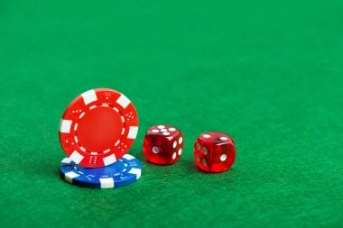 gede togel Jewels of Prosperity betting interface showing reel display, payout table, and live chat with dealer